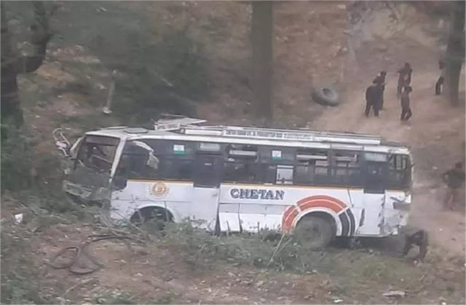Himachal Pradesh: खाई में गिरी बस, एक की मौत,मची चीख-पुकार Himachal Pradesh: खाई में गिरी बस, एक की मौत,मची चीख-पुकार