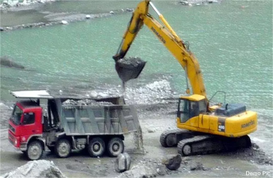 Himachal Pradesh: मारकंडा नदी में अवैध खनन, पुलिस कार्रवाई Himachal Pradesh: मारकंडा नदी में अवैध खनन, पुलिस कार्रवाई