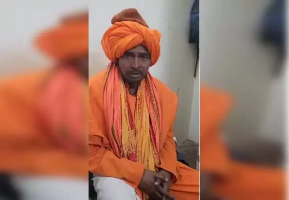 भगवा कपड़े पहनकर साधु के भेष में संदिग्ध पुलिस के हत्थे चढ़े भगवा कपड़े पहनकर साधु के भेष में संदिग्ध पुलिस के हत्थे चढ़े