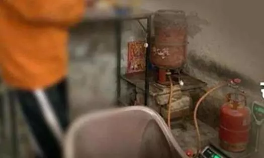 Ludhiana : खुलेआम सिलेंडरों में गैस की अवैध पलटी Ludhiana : खुलेआम सिलेंडरों में गैस की अवैध पलटी