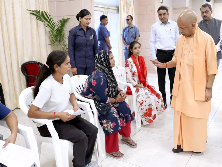 Lucknow: लखनऊ में जनता दर्शन, मुख्यमंत्री योगी ने लिया विचार Lucknow: लखनऊ में जनता दर्शन, मुख्यमंत्री योगी ने लिया विचार