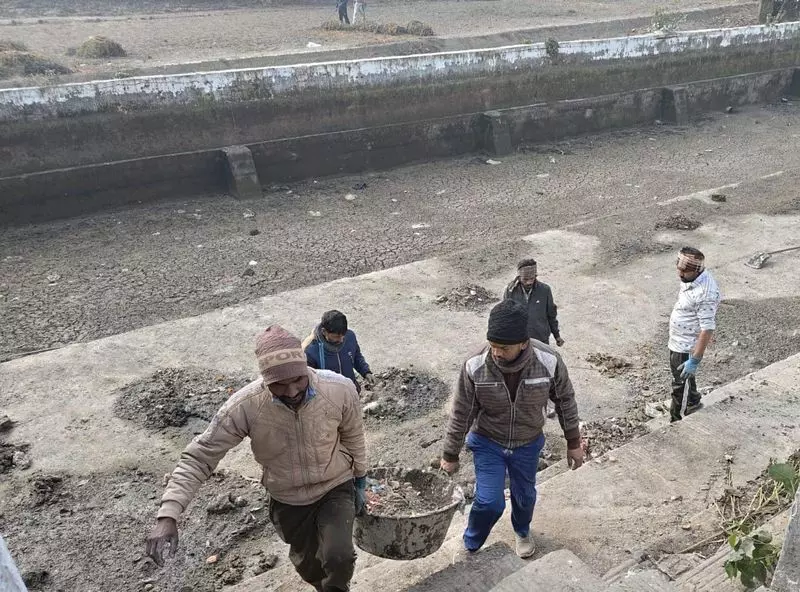 पिहोवा SDM ने आने वाले महोत्सव के लिए सरस्वती तीर्थ पर सफाई अभियान का निरीक्षण किया पिहोवा SDM ने आने वाले महोत्सव के लिए सरस्वती तीर्थ पर सफाई अभियान का निरीक्षण किया
