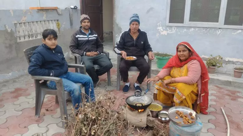 Haryana : सर्दियों की मीठी कहानियाँ ग्रामीण रसोई से गायब हो रही हैं Haryana : सर्दियों की मीठी कहानियाँ ग्रामीण रसोई से गायब हो रही हैं
