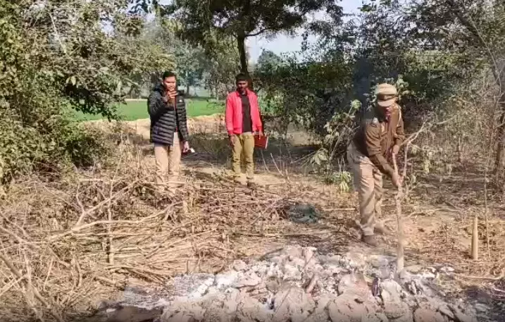 Kasganj: प्रेमी संग भागी लड़की की हत्या, युवक ने किसी तरह बचाई जान Kasganj: प्रेमी संग भागी लड़की की हत्या, युवक ने किसी तरह बचाई जान