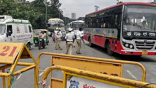 Bengaluru में हर मिनट 14 ट्रैफिक नियम तोड़ने की घटनाएं: 20 लाख ड्राइवर हेलमेट नहीं पहनते Bengaluru में हर मिनट 14 ट्रैफिक नियम तोड़ने की घटनाएं: 20 लाख ड्राइवर हेलमेट नहीं पहनते