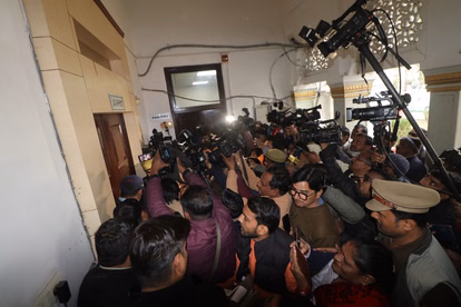 Lucknow: एफआईआर न होने पर केजीएमयू में तनाव, आंदोलन की धमकी Lucknow: एफआईआर न होने पर केजीएमयू में तनाव, आंदोलन की धमकी