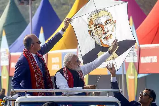 Modi और जर्मन प्रधानमंत्री ने ताज पहनकर इंटरनेशनल विंड फेस्टिवल का उद्घाटन किया Modi और जर्मन प्रधानमंत्री ने ताज पहनकर इंटरनेशनल विंड फेस्टिवल का उद्घाटन किया