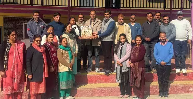 Himachal: प्रिंसिपल ने नेशनल फोरम में स्कूल लीडरशिप में बड़े बदलावों पर अपनी राय शेयर की Himachal: प्रिंसिपल ने नेशनल फोरम में स्कूल लीडरशिप में बड़े बदलावों पर अपनी राय शेयर की
