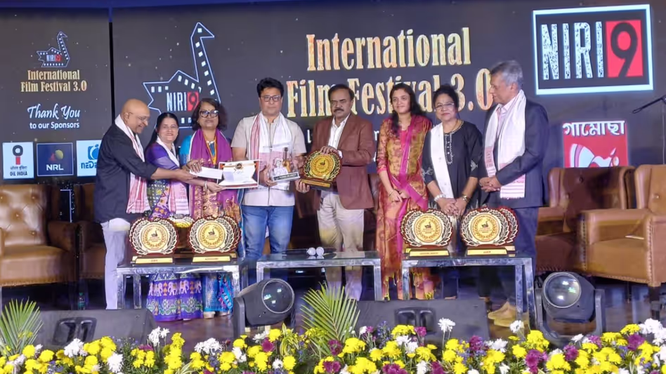 Hyderabad में इंटरनेशनल फिल्म फेस्टिवल खत्म होने पर असमिया फिल्म जूईफूल को टॉप अवॉर्ड मिला Hyderabad में इंटरनेशनल फिल्म फेस्टिवल खत्म होने पर असमिया फिल्म जूईफूल को टॉप अवॉर्ड मिला