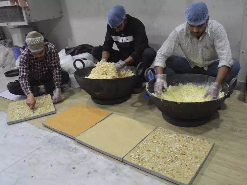 गचक से भुग्गा तक, Ludhiana के मिठाई बनाने वाले लोहड़ी मनाने के लिए तैयार गचक से भुग्गा तक, Ludhiana के मिठाई बनाने वाले लोहड़ी मनाने के लिए तैयार
