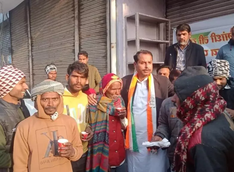 Farrukhabad: प्रियंका गांधी के जन्मदिन पर मजदूरों से मिले युवक कांग्रेस के नेता Farrukhabad: प्रियंका गांधी के जन्मदिन पर मजदूरों से मिले युवक कांग्रेस के नेता
