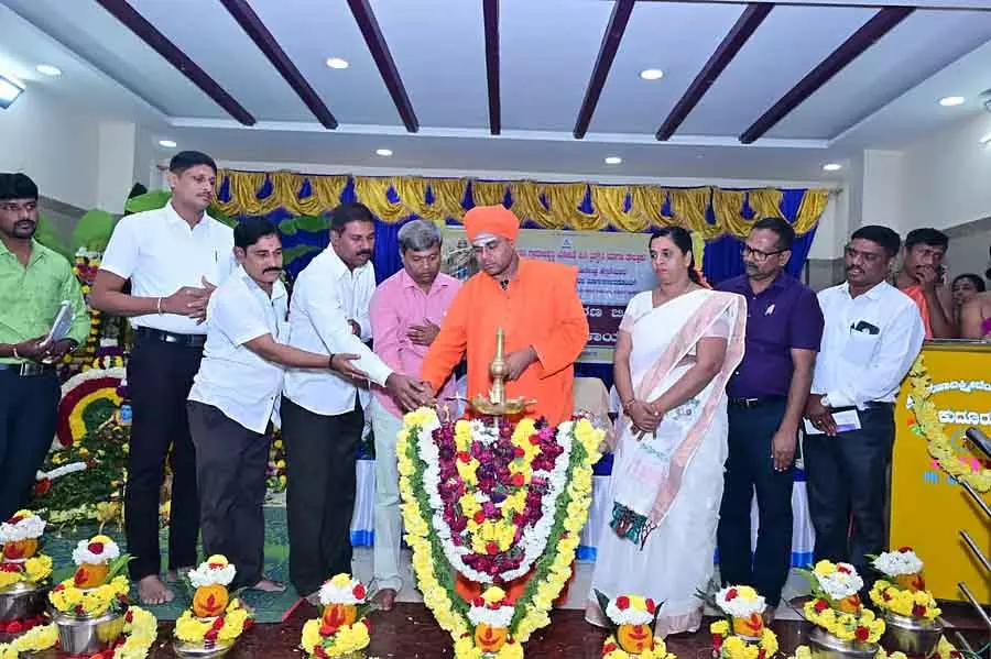 किसानों को हेमावती प्रोजेक्ट में सहयोग करना चाहिए: Channabasava Sri किसानों को हेमावती प्रोजेक्ट में सहयोग करना चाहिए: Channabasava Sri