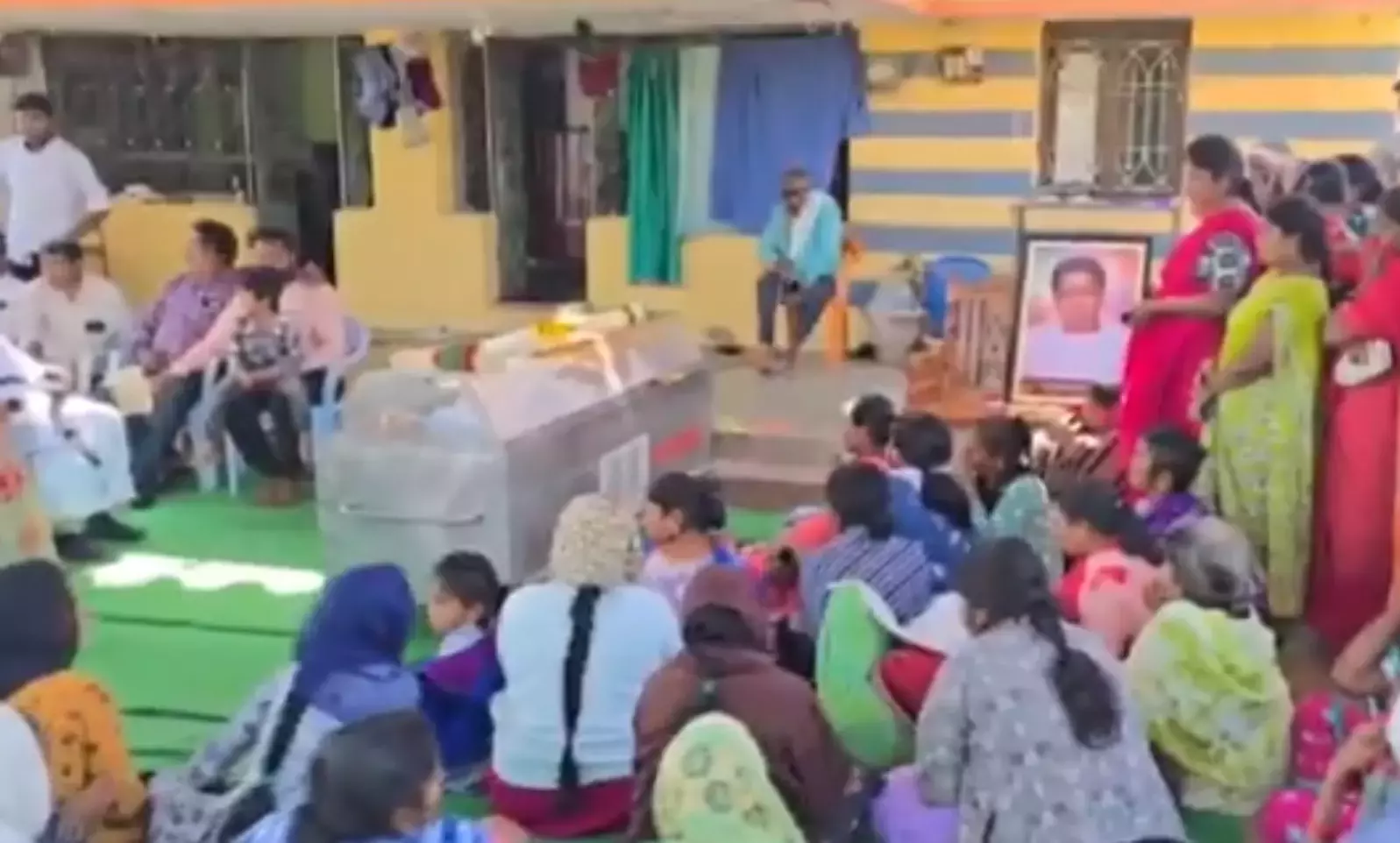 Telangana के उस आदमी की मौत हो गई जिसने अपनी कब्र खुद बनाई थी, उसे दफ़नाया गया Telangana के उस आदमी की मौत हो गई जिसने अपनी कब्र खुद बनाई थी, उसे दफ़नाया गया