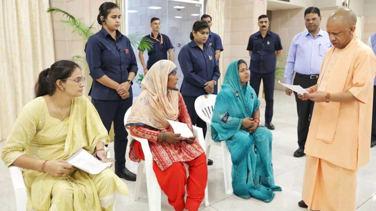 Lucknow: जनता से मिलकर समस्याएं सुनीं, मुख्यमंत्री योगी का जनता दर्शन Lucknow: जनता से मिलकर समस्याएं सुनीं, मुख्यमंत्री योगी का जनता दर्शन