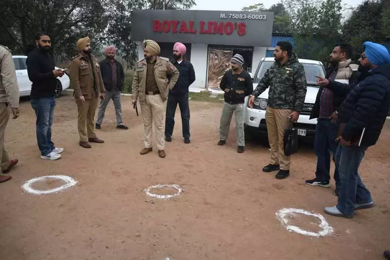 Ludhiana: फायरिंग के एक दिन बाद, लग्जरी कार रेंटल शोरूम के मालिक को एक्सटॉर्शन कॉल आया Ludhiana: फायरिंग के एक दिन बाद, लग्जरी कार रेंटल शोरूम के मालिक को एक्सटॉर्शन कॉल आया