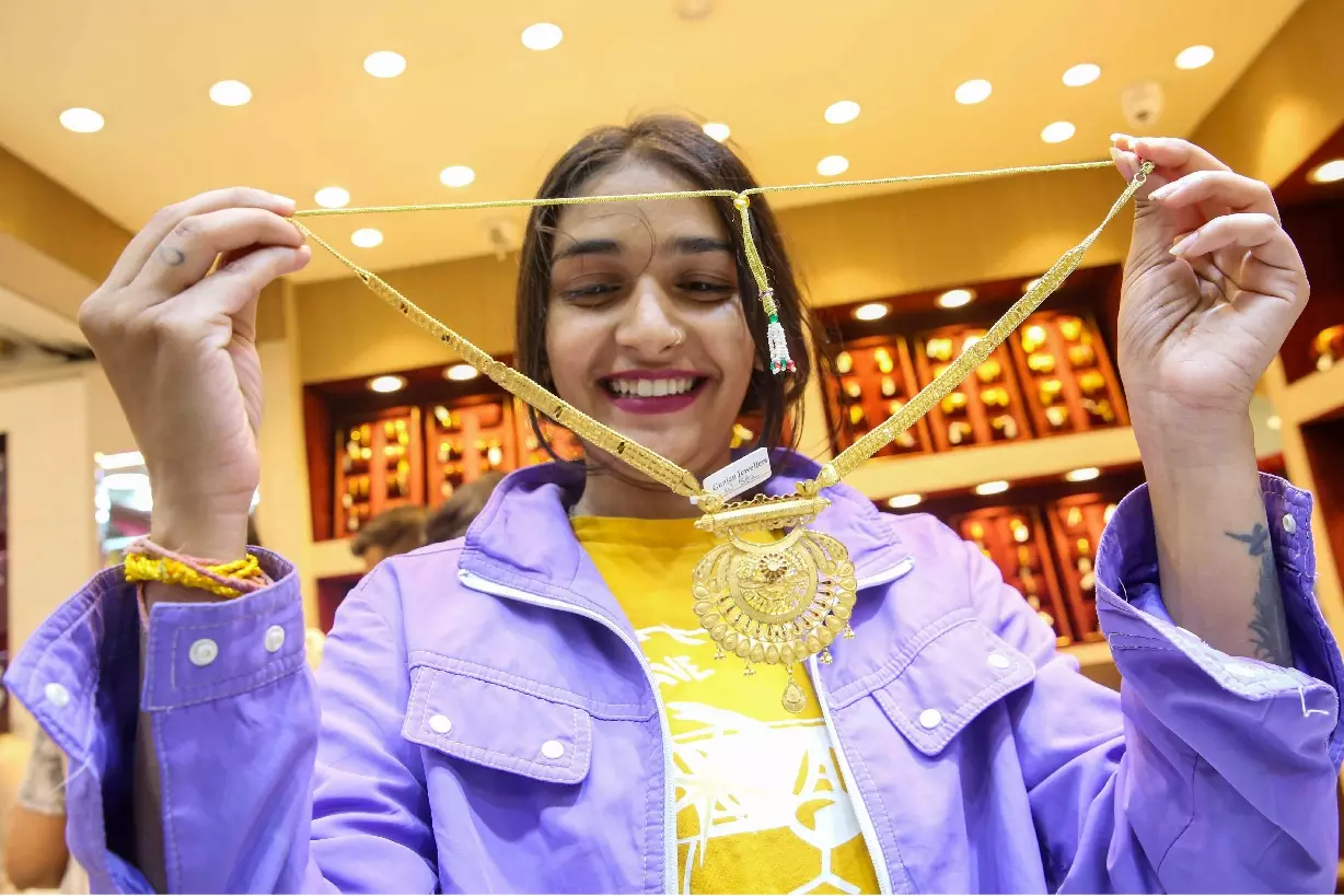 Global अनिश्चितताओं के बीच सोने, चांदी की कीमतें नई ऊंचाई पर Global अनिश्चितताओं के बीच सोने, चांदी की कीमतें नई ऊंचाई पर