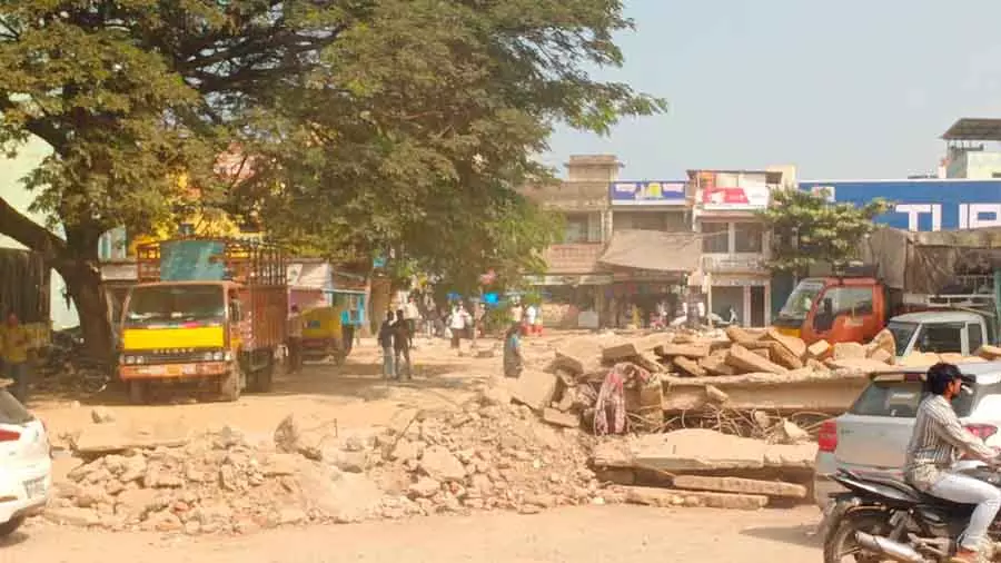 Kunigal: बिना बस स्टॉप के नागरिकों का विरोध प्रदर्शन Kunigal: बिना बस स्टॉप के नागरिकों का विरोध प्रदर्शन
