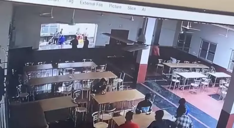 हॉस्टल के कैंटीन में चाकूबाजी, बीटेक छात्र घायल हॉस्टल के कैंटीन में चाकूबाजी, बीटेक छात्र घायल