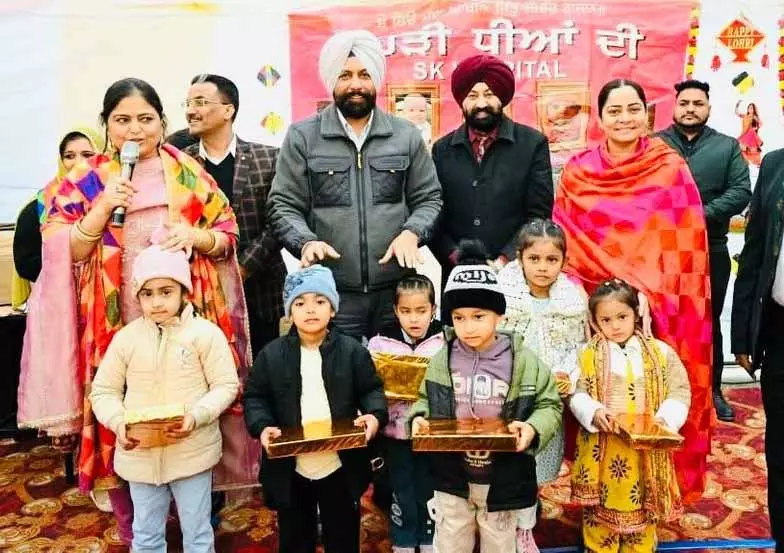 Amritsar के अस्पताल ने नवजात बच्चियों के लिए लोहड़ी मनाई Amritsar के अस्पताल ने नवजात बच्चियों के लिए लोहड़ी मनाई