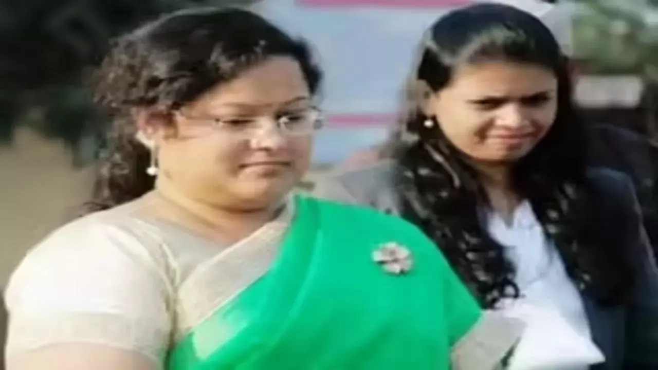 सौम्या चौरसिया की जमीन और रिहायशी फ्लैट अटैच, ED की कार्रवाई जारी सौम्या चौरसिया की जमीन और रिहायशी फ्लैट अटैच, ED की कार्रवाई जारी