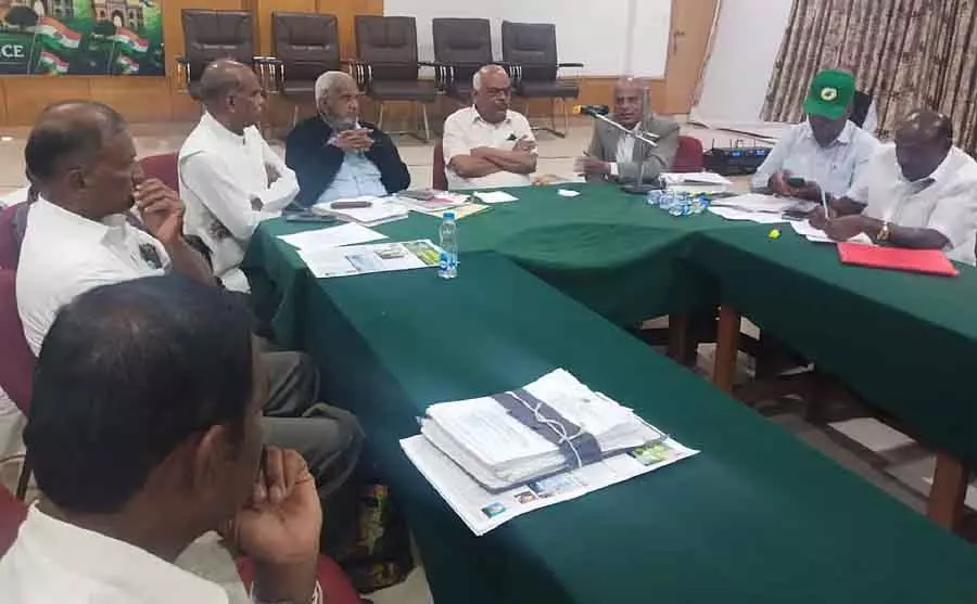 किसान और वन विभाग के बीच टकराव: MLA के घर पर चर्चा किसान और वन विभाग के बीच टकराव: MLA के घर पर चर्चा