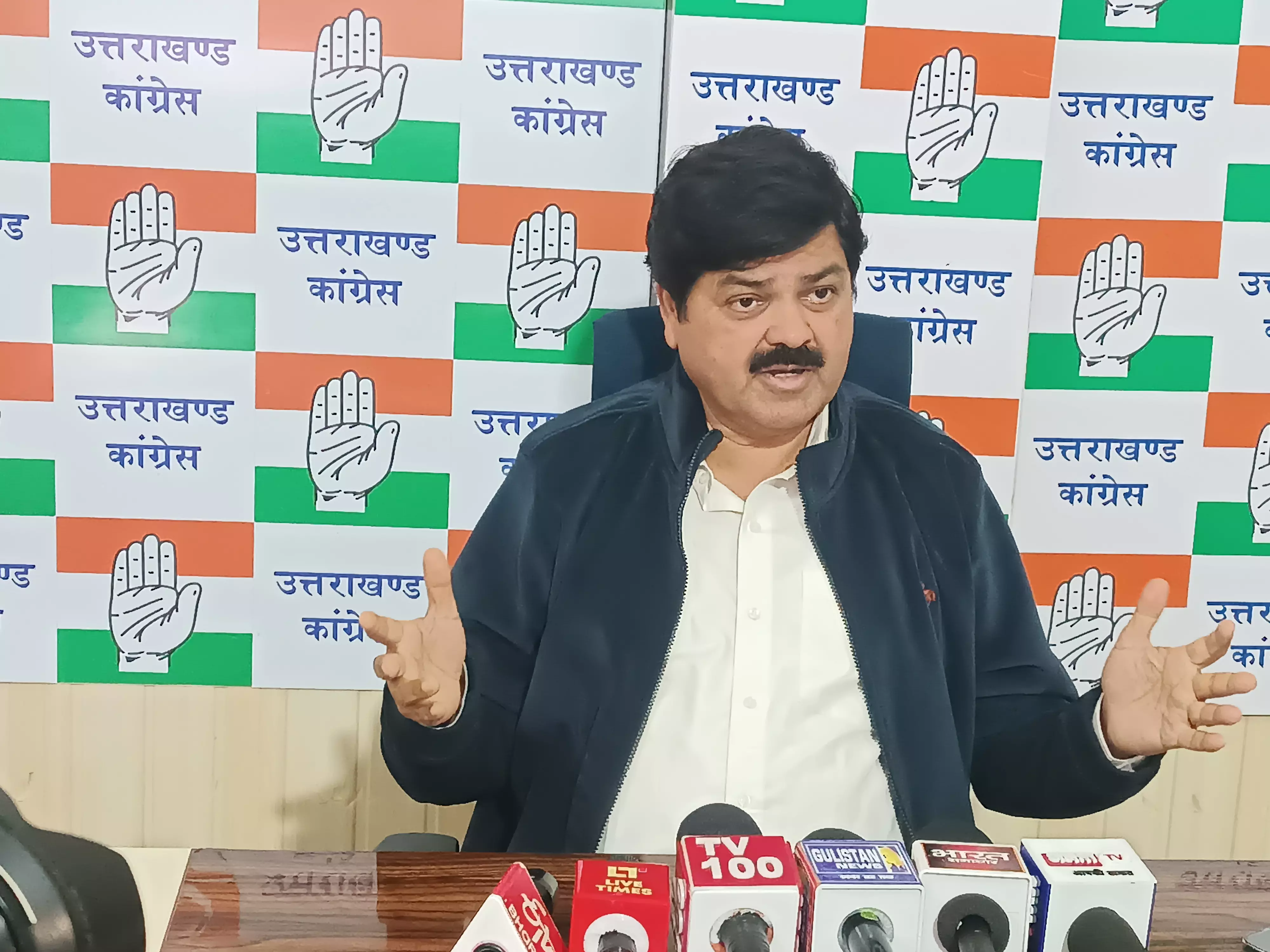 Dehradun: किसान आत्महत्या पर कांग्रेस ने भाजपा को घेरा Dehradun: किसान आत्महत्या पर कांग्रेस ने भाजपा को घेरा