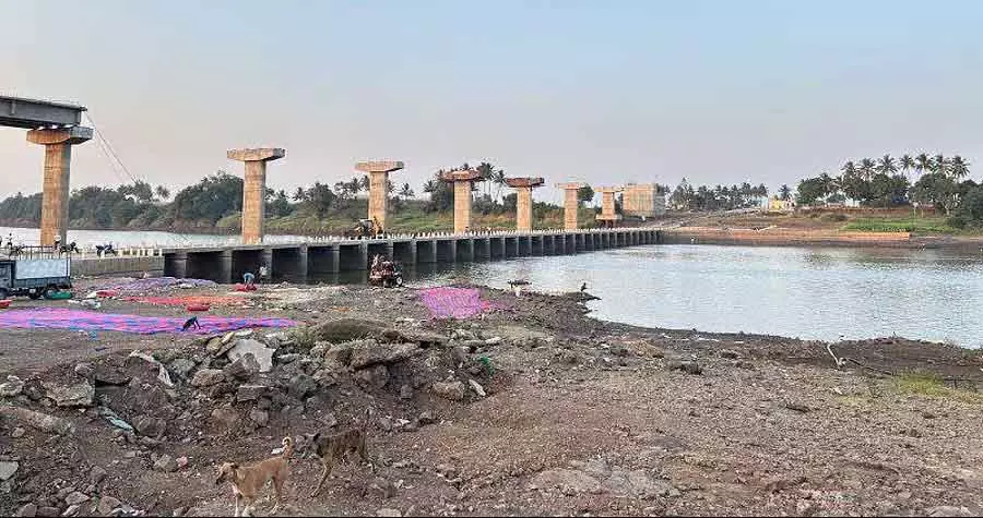 Chikkodi पानी की बर्बादी: निराश किसान Chikkodi पानी की बर्बादी: निराश किसान