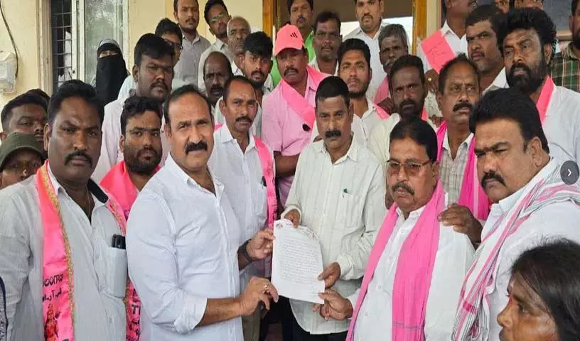 बोल्लम मल्लैया यादव ने Kodada में आवास निर्माण में देरी पर सरकार को चेतावनी दी बोल्लम मल्लैया यादव ने Kodada में आवास निर्माण में देरी पर सरकार को चेतावनी दी
