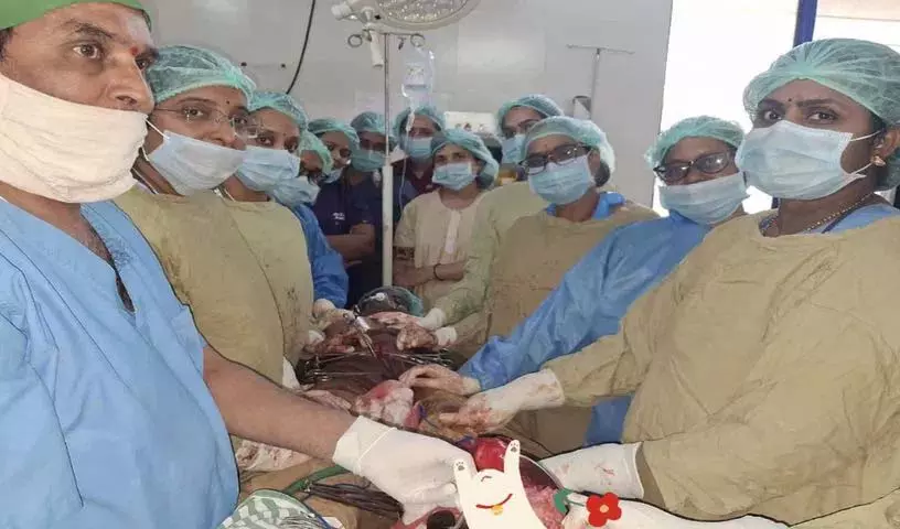 महिला के पेट से डेढ़ किलो का tumor निकाला गया महिला के पेट से डेढ़ किलो का tumor निकाला गया