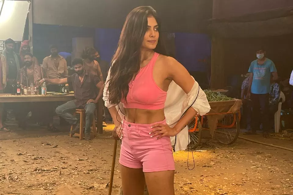 Malavika Mohanan ने ‘द राजा साब’ के स्टंट सीन का BTS वीडियो शेयर किया Malavika Mohanan ने ‘द राजा साब’ के स्टंट सीन का BTS वीडियो शेयर किया
