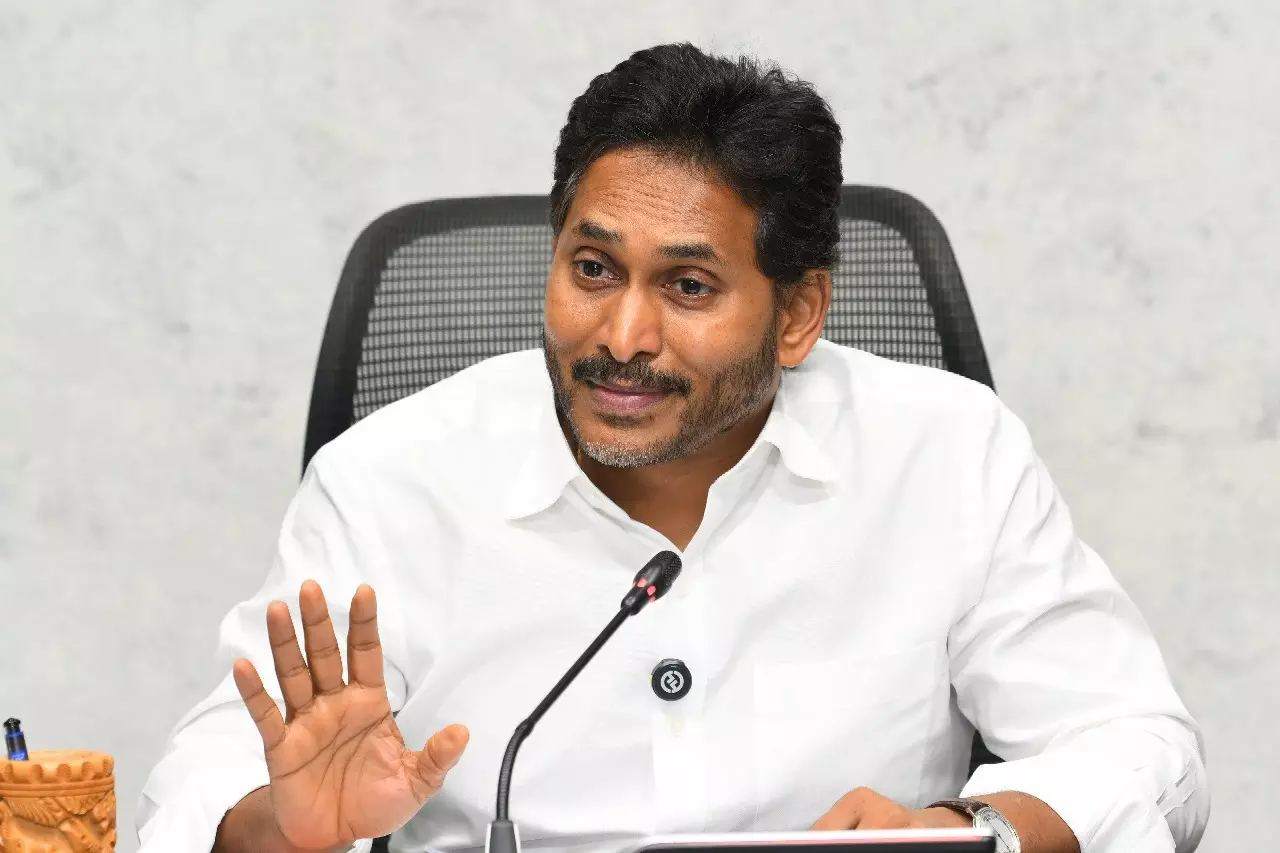 Jagan ने चंद्रबाबू नायडू सरकार पर युवाओं की पीठ में छुरा घोंपने का आरोप लगाया Jagan ने चंद्रबाबू नायडू सरकार पर युवाओं की पीठ में छुरा घोंपने का आरोप लगाया