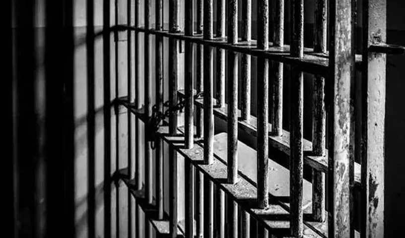 UP में एक आदमी ने पुलिस स्टेशन के अंदर पत्नी को गोली मारी, जब वह प्रेमी के साथ चली गई UP में एक आदमी ने पुलिस स्टेशन के अंदर पत्नी को गोली मारी, जब वह प्रेमी के साथ चली गई