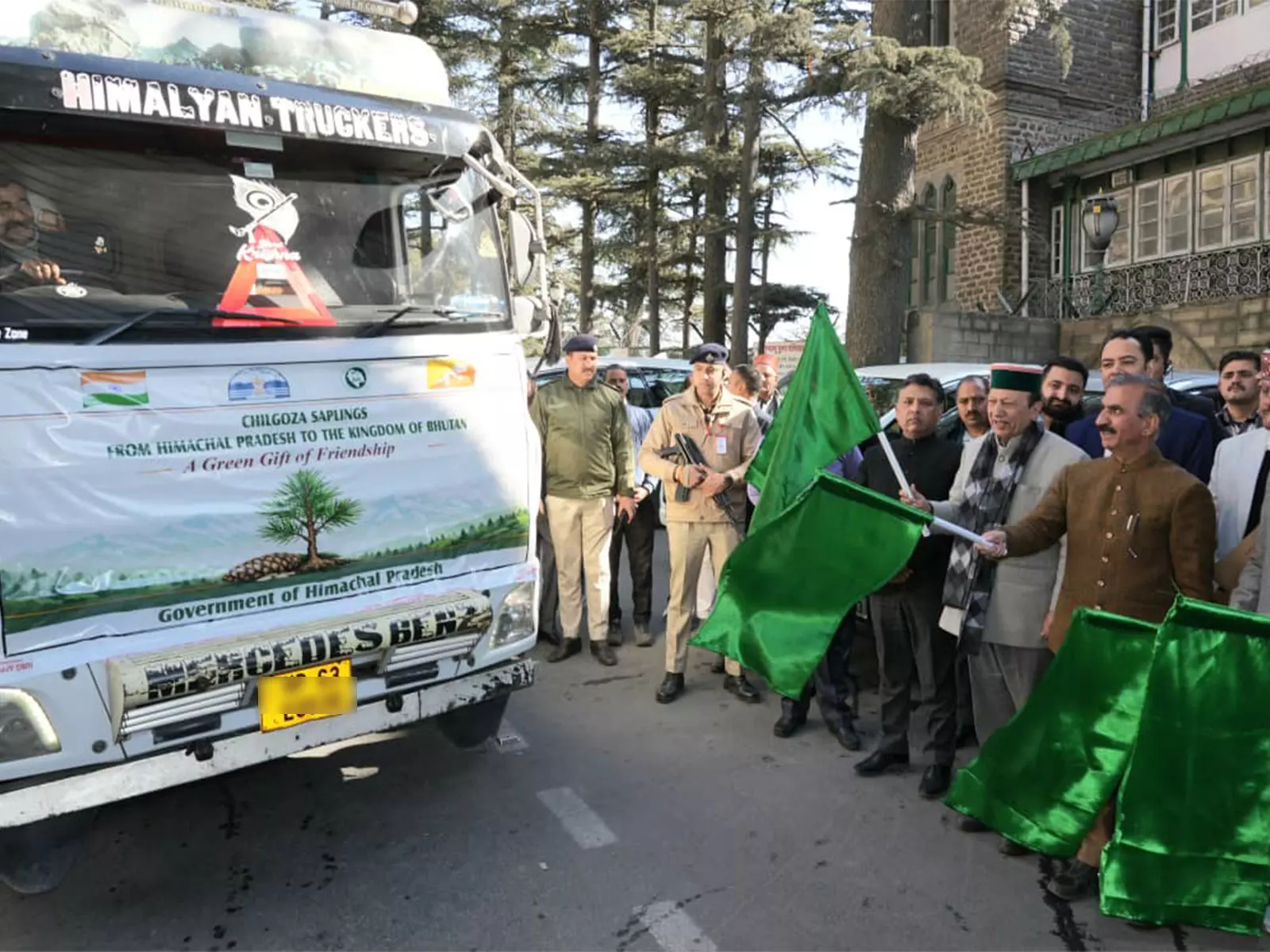 हिमाचल ने Bhutan को चिलगोजा के पौधे भेंट किए हिमाचल ने Bhutan को चिलगोजा के पौधे भेंट किए