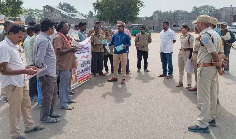 तय सीमा से ज़्यादा सवारियां न ले जाएं: DTO भूषित रेड्डी तय सीमा से ज़्यादा सवारियां न ले जाएं: DTO भूषित रेड्डी