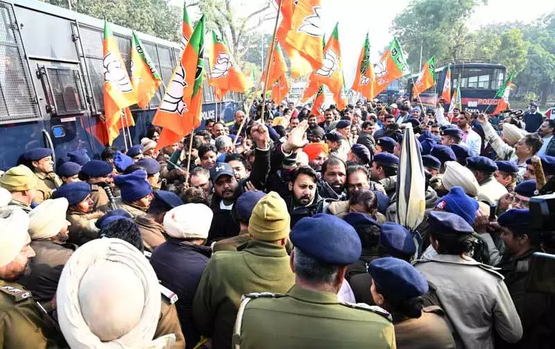 मोहाली पुलिस ने AAP छोड़कर BJP में शामिल हुए पार्षद की भाभी को गिरफ्तार किया मोहाली पुलिस ने AAP छोड़कर BJP में शामिल हुए पार्षद की भाभी को गिरफ्तार किया