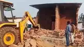 Sheopur: हत्या के आरोपी का अवैध घर गिराने की कार्रवाई Sheopur: हत्या के आरोपी का अवैध घर गिराने की कार्रवाई
