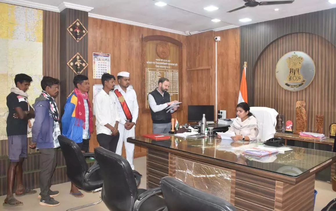 जनदर्शन में कलेक्टर से रूबरू हुए ग्रामीण, 35 आवेदनों पर त्वरित कार्रवाई के निर्देश जनदर्शन में कलेक्टर से रूबरू हुए ग्रामीण, 35 आवेदनों पर त्वरित कार्रवाई के निर्देश