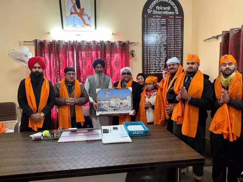 मलेशियाई पंजाबी नेता जगदीप सिंह देव ने Tarn Taran में दरबार साहिब का दौरा किया मलेशियाई पंजाबी नेता जगदीप सिंह देव ने Tarn Taran में दरबार साहिब का दौरा किया