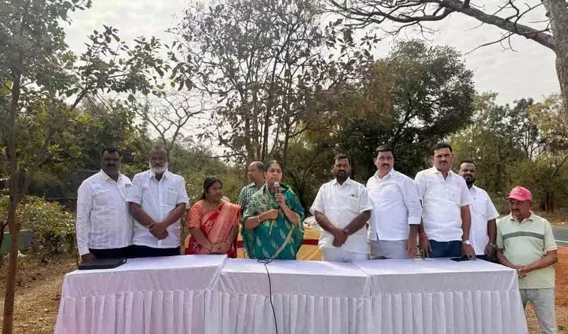 MLA सुनीता लक्ष्मा रेड्डी ने सड़कों पर बंदरों के लिए खाना फेंकने के खिलाफ चेतावनी दी MLA सुनीता लक्ष्मा रेड्डी ने सड़कों पर बंदरों के लिए खाना फेंकने के खिलाफ चेतावनी दी