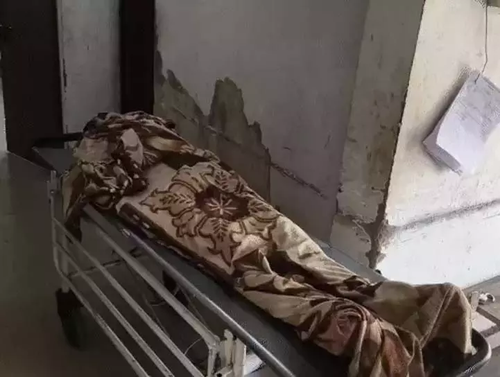 युवक ने परफ्यूम पीकर फांसी लगाकर की आत्महत्या, परिजनों ने लगाया जादू-टोना का आरोप युवक ने परफ्यूम पीकर फांसी लगाकर की आत्महत्या, परिजनों ने लगाया जादू-टोना का आरोप