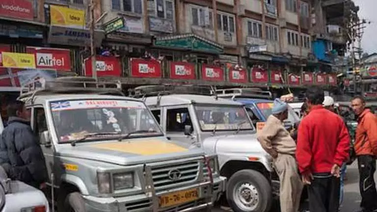 Darjeeling में टूरिस्ट की कार पर हमला, बस की खिड़की तोड़ी गई Darjeeling में टूरिस्ट की कार पर हमला, बस की खिड़की तोड़ी गई