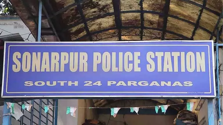 Sonarpur में शव छोड़ने के आरोप में पांच लोग गिरफ्तार, रहस्यमयी मौत की जांच जारी Sonarpur में शव छोड़ने के आरोप में पांच लोग गिरफ्तार, रहस्यमयी मौत की जांच जारी
