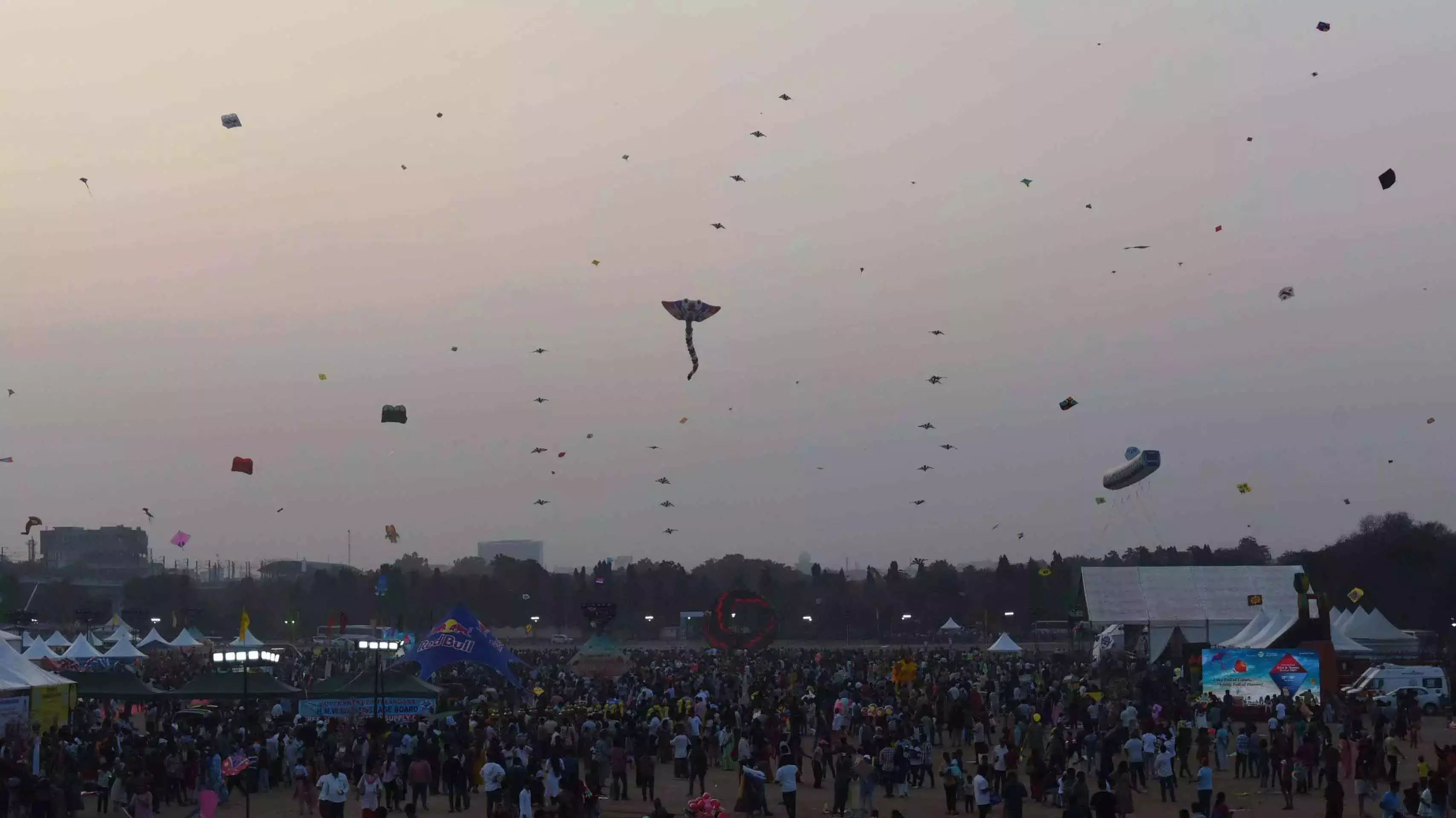 Sankranti पर सावधानी: बिजली की लाइनों के पास पतंग न उड़ाने की अपील Sankranti पर सावधानी: बिजली की लाइनों के पास पतंग न उड़ाने की अपील