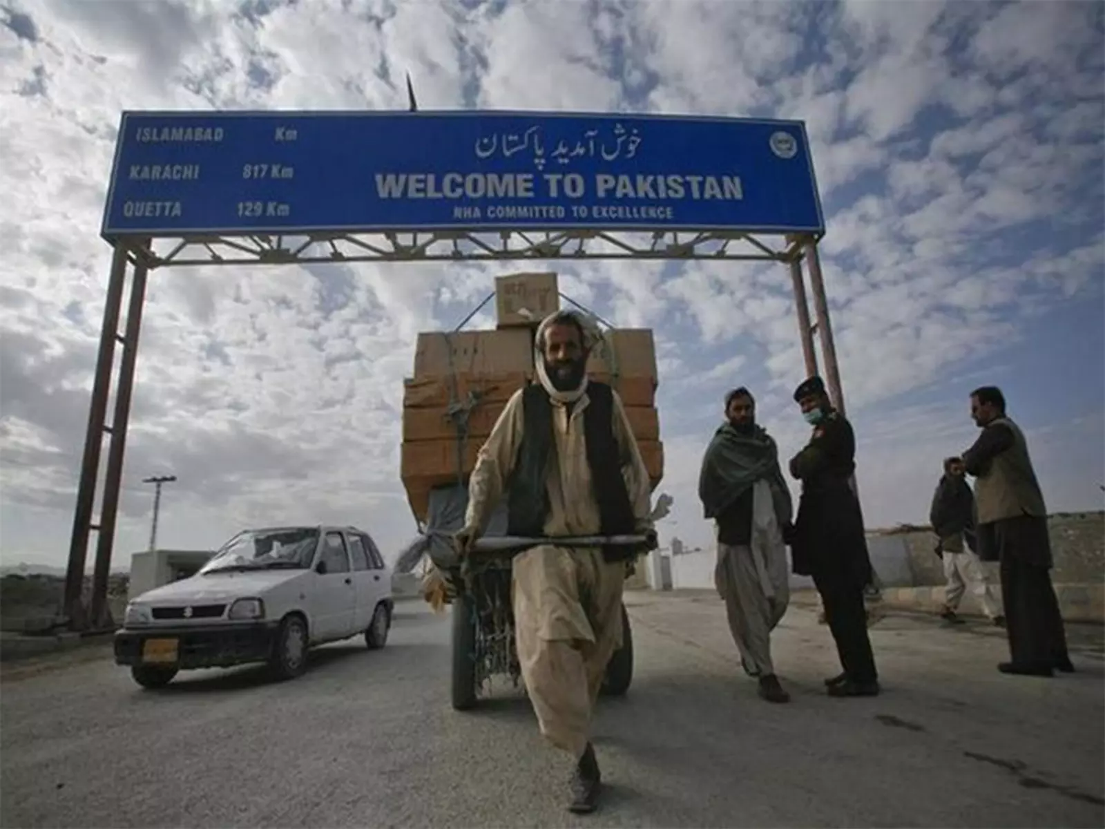 Pakistan-अफगान सीमा बंद होने से खैबर पख्तूनख्वा को अरबों का आर्थिक नुकसान Pakistan-अफगान सीमा बंद होने से खैबर पख्तूनख्वा को अरबों का आर्थिक नुकसान