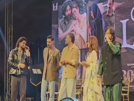 बॉर्डर-2 के जाते हुए लम्हें सॉन्ग लॉन्च, भावुक हुए सुनील शेट्टी बॉर्डर-2 के जाते हुए लम्हें सॉन्ग लॉन्च, भावुक हुए सुनील शेट्टी