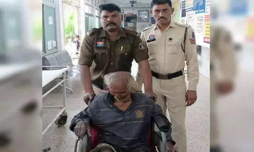 खेत-खार में ठंड से ठिठूर रहा था बुजुर्ग, पुलिस ने सूचना पर बचाई जान खेत-खार में ठंड से ठिठूर रहा था बुजुर्ग, पुलिस ने सूचना पर बचाई जान