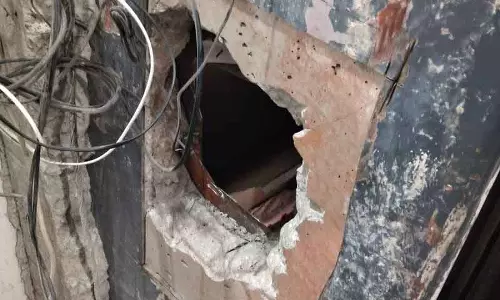 Hisar बैंक में 28 लाख रुपये की चोरी, चोरों ने दीवार और तिजोरी तोड़ी Hisar बैंक में 28 लाख रुपये की चोरी, चोरों ने दीवार और तिजोरी तोड़ी