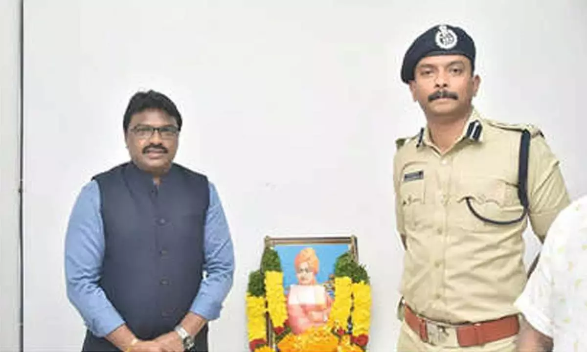 Collector, एसपी ने स्वामी विवेकानंद को श्रद्धांजलि दी Collector, एसपी ने स्वामी विवेकानंद को श्रद्धांजलि दी