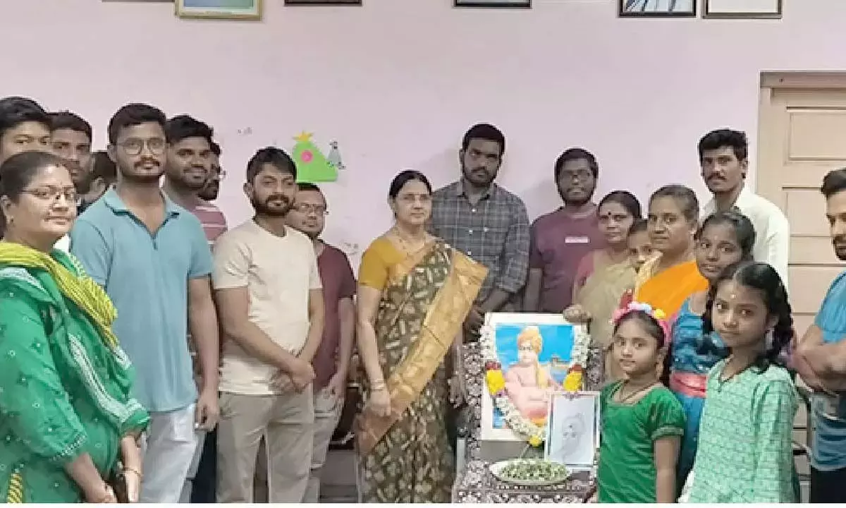Andhra: टैगोर लाइब्रेरी में स्वामी विवेकानंद जयंती मनाई गई Andhra: टैगोर लाइब्रेरी में स्वामी विवेकानंद जयंती मनाई गई