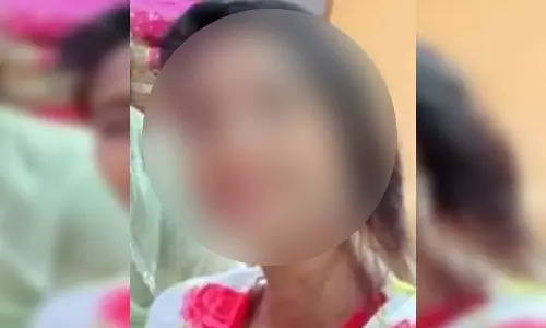 खड़ी कार के नीचे मिला लड़की का शव, सुबह टहलने निकले लोगों के उड़े होश खड़ी कार के नीचे मिला लड़की का शव, सुबह टहलने निकले लोगों के उड़े होश